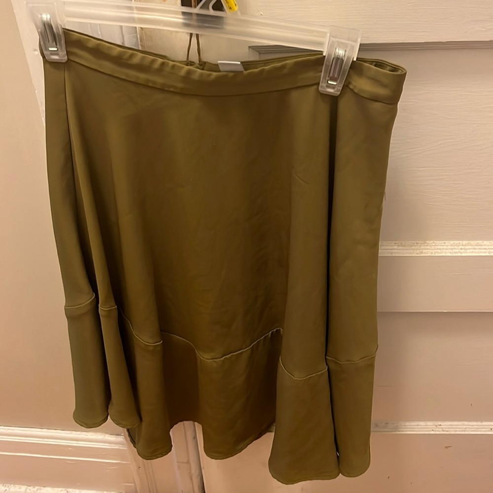 A like skirt , wide at bottom . Like green / leaf green/ beautiful skirt
